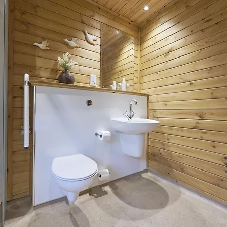 Gadwall With Hot-tub Holiday home *